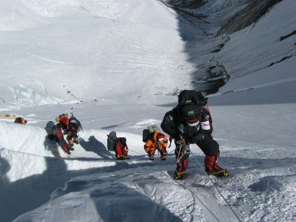 Les sports de montagne et l'ascension d'une montagne enneigée